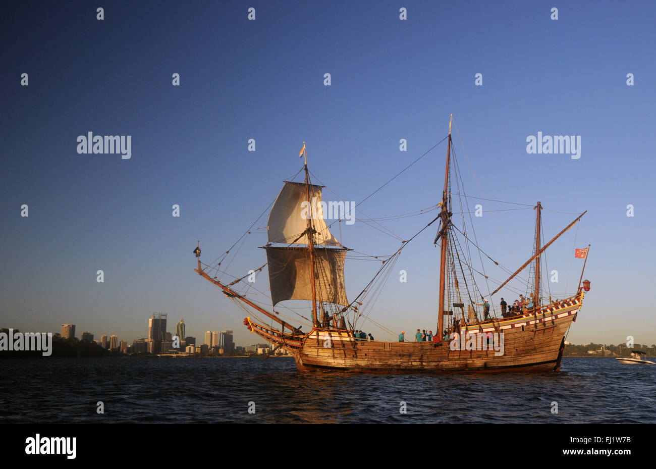 Replica la nave a vela Duyfken al crepuscolo sul Fiume Swan, con la città di Perth skyline in background, Western Australia. N. PR Foto Stock