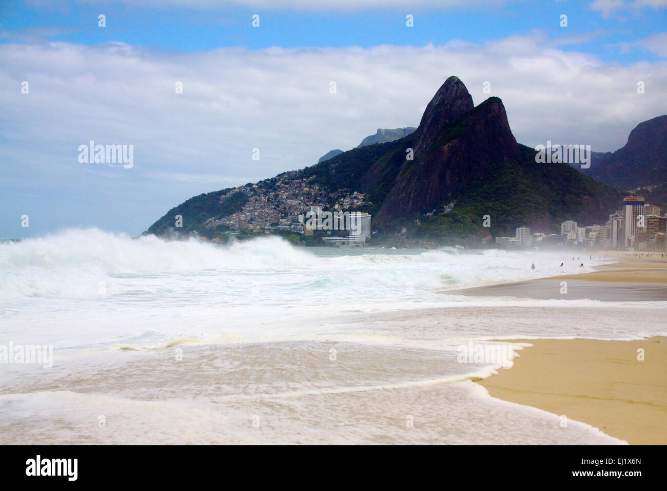 Navigare le onde a la spiaggia di Ipanema Rio de Janeiro sostenuta da montagne Foto Stock