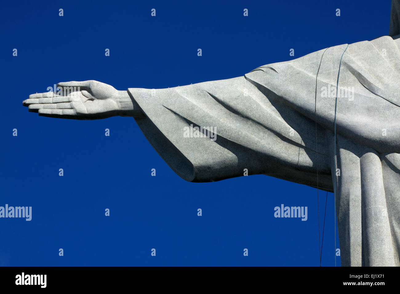 Mano e braccio della statua del Cristo redentore sul monte Corcovado Rio de Janeiro in Brasile Foto Stock