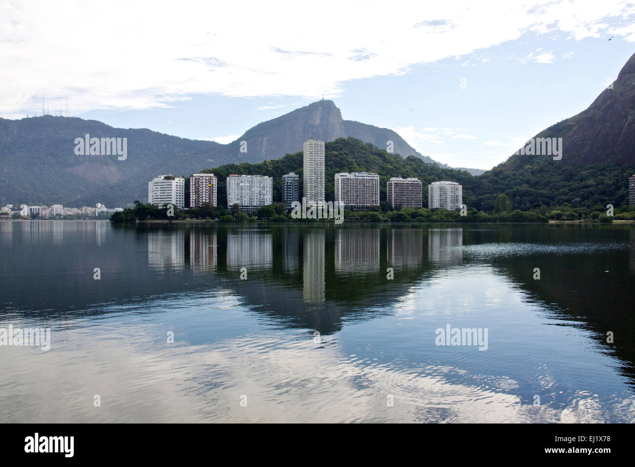 La Lagoa lago centrale nella città di Rio de Janeiro in Brasile in Sud America con Cristo redentore in background Foto Stock