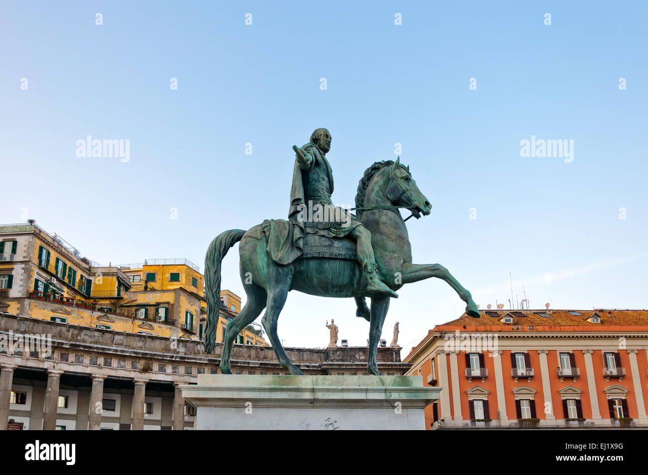 Napoli, Italia - 1 Gennaio 2014: Statua di re Carlo III di Spagna in Piazza del Plebiscito a Napoli, Italia. Storico di Napoli cit Foto Stock