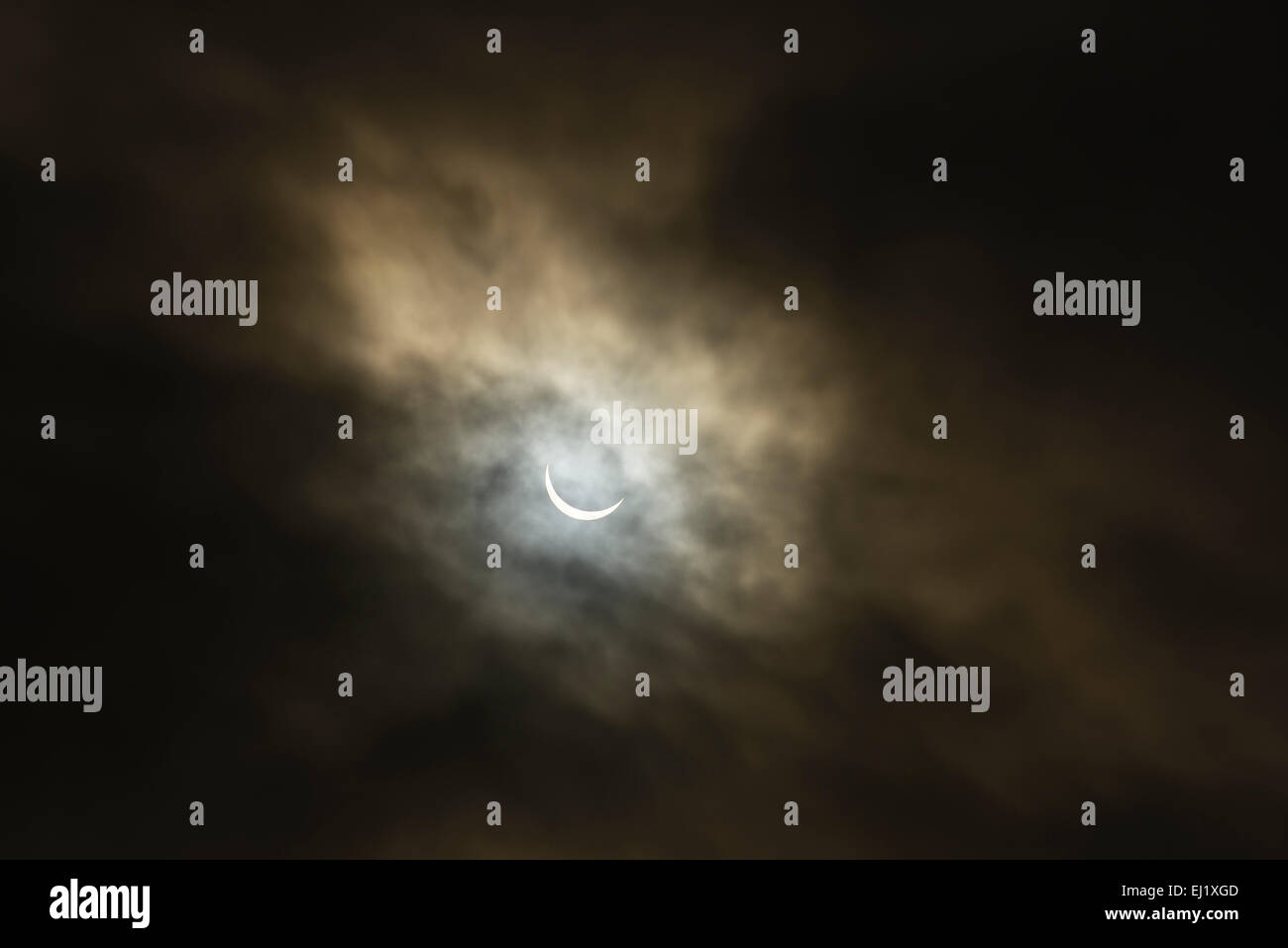 Chester, Regno Unito. 20 Mar, 2015. Chester, Regno Unito le eclissi solare visto attraverso la luce la copertura nuvolosa Credito: Andrew Paterson/Alamy Live News Foto Stock