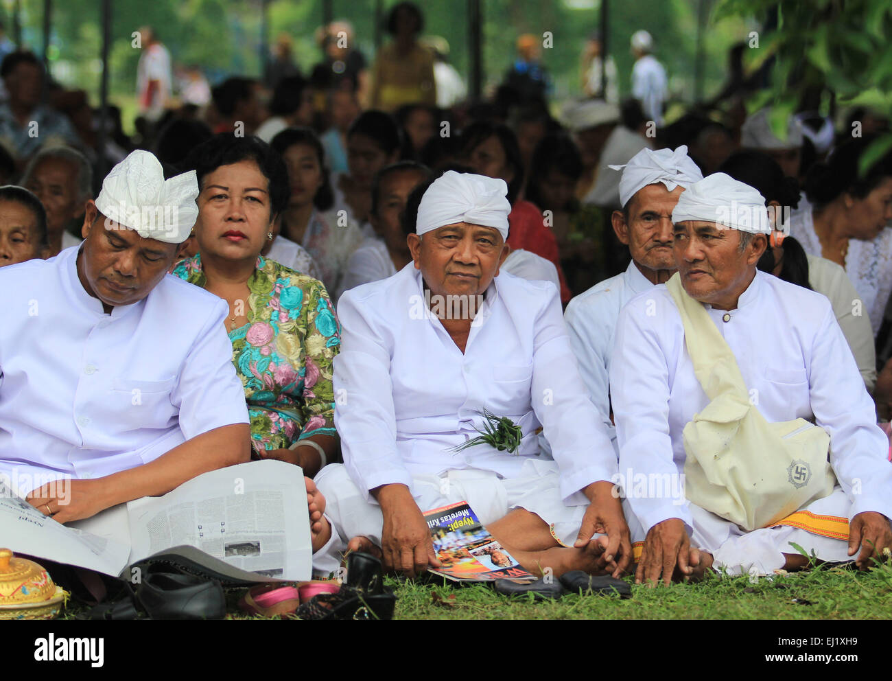 Java, Indonesia. 20 Mar, 2015. Indonesiano mantenere indù Agung Tawur Kesanga rituale prima Nyepi le celebrazioni del tempio di Prambanan il 20 marzo 2015 a Klaten, Giava centrale, Indonesia. Nyepi è un Balinese 'Day del silenzio" che viene commemorato ogni Isakawarsa (Saka anno nuovo) secondo il calendario Balinese. Nyepi, un giorno festivo in Indonesia, è un giorno di silenzio, di digiuno e di meditazione per i Balinesi. Il giorno seguente Nyepi è anche conosciuto come il giorno di Capodanno. Credito: Arief setiadi/Alamy Live News Foto Stock