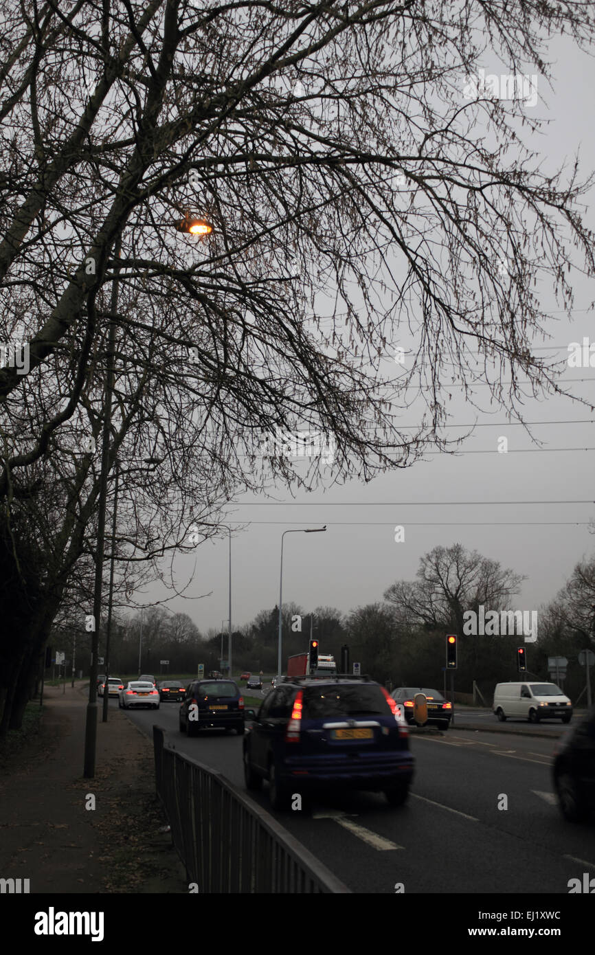 Epsom Surrey, Inghilterra, Regno Unito. Xx Marzo 2015. Purtroppo il sole è stata oscurata dalla nube pesante in tutto il sud-est dell' Inghilterra questa mattina. Ma come la parziale eclissi solare ha raggiunto il suo picco a 9.30, la luce notevolmente attenuata, facendo in modo che le luci di strada per riaccendere e vetture per mettere su i loro fari. Credito: Julia Gavin UK/Alamy Live News Foto Stock