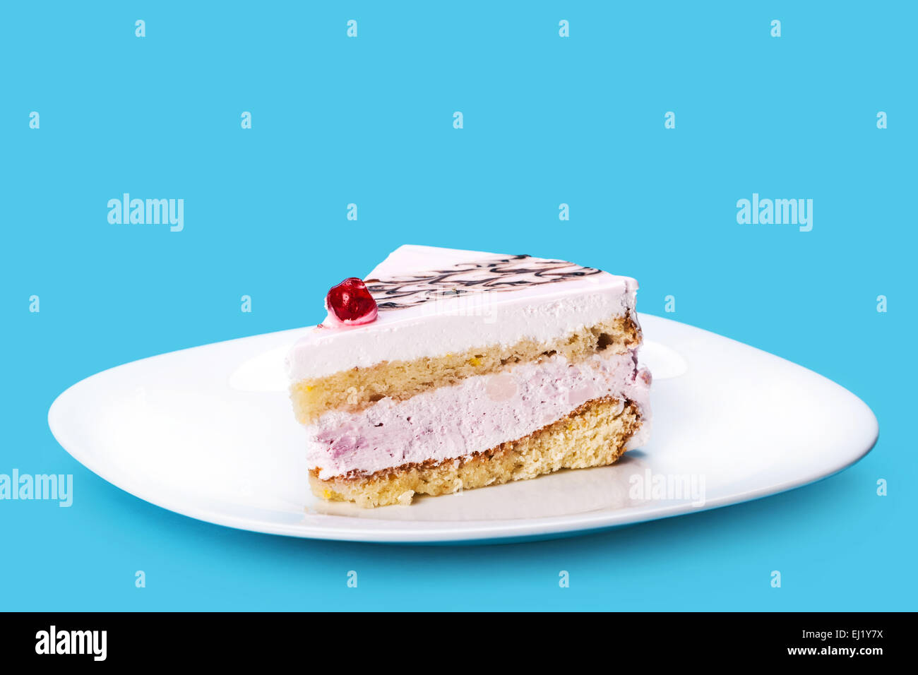 Crema vaniglia pezzo di torta su uno sfondo blu Foto Stock