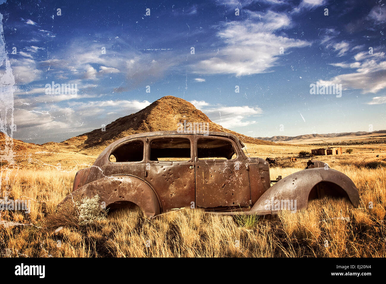 Storico relitto auto con fori di proiettile sorge nell'abbandonato paese indietro. Una informazione Foto Stock