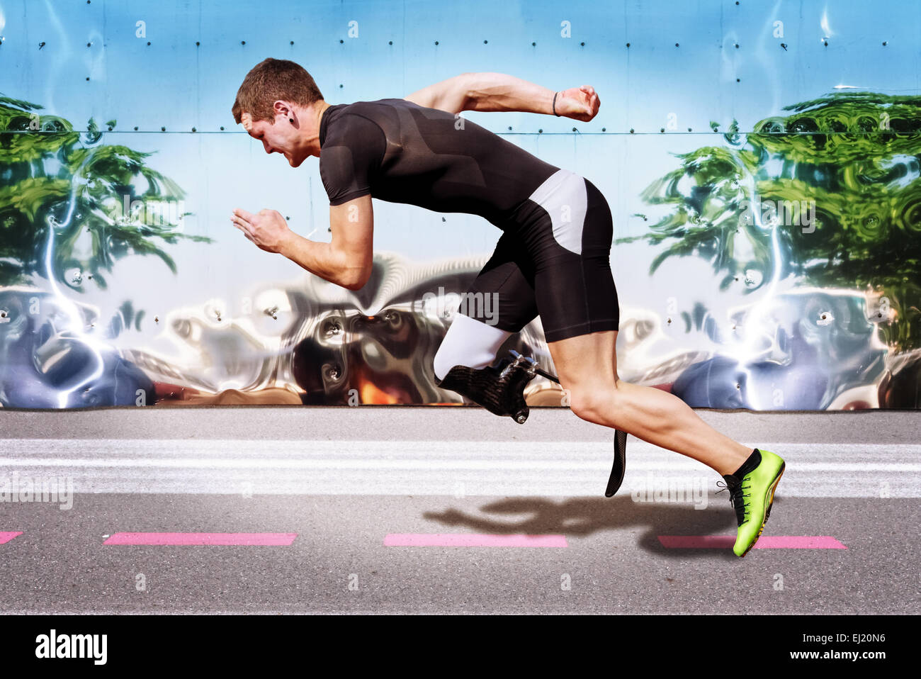 Sprint esplosivo di atleta maschio sulla superficie stradale con forte metallo riflettente dello sfondo. Versione Filtrata. Foto Stock