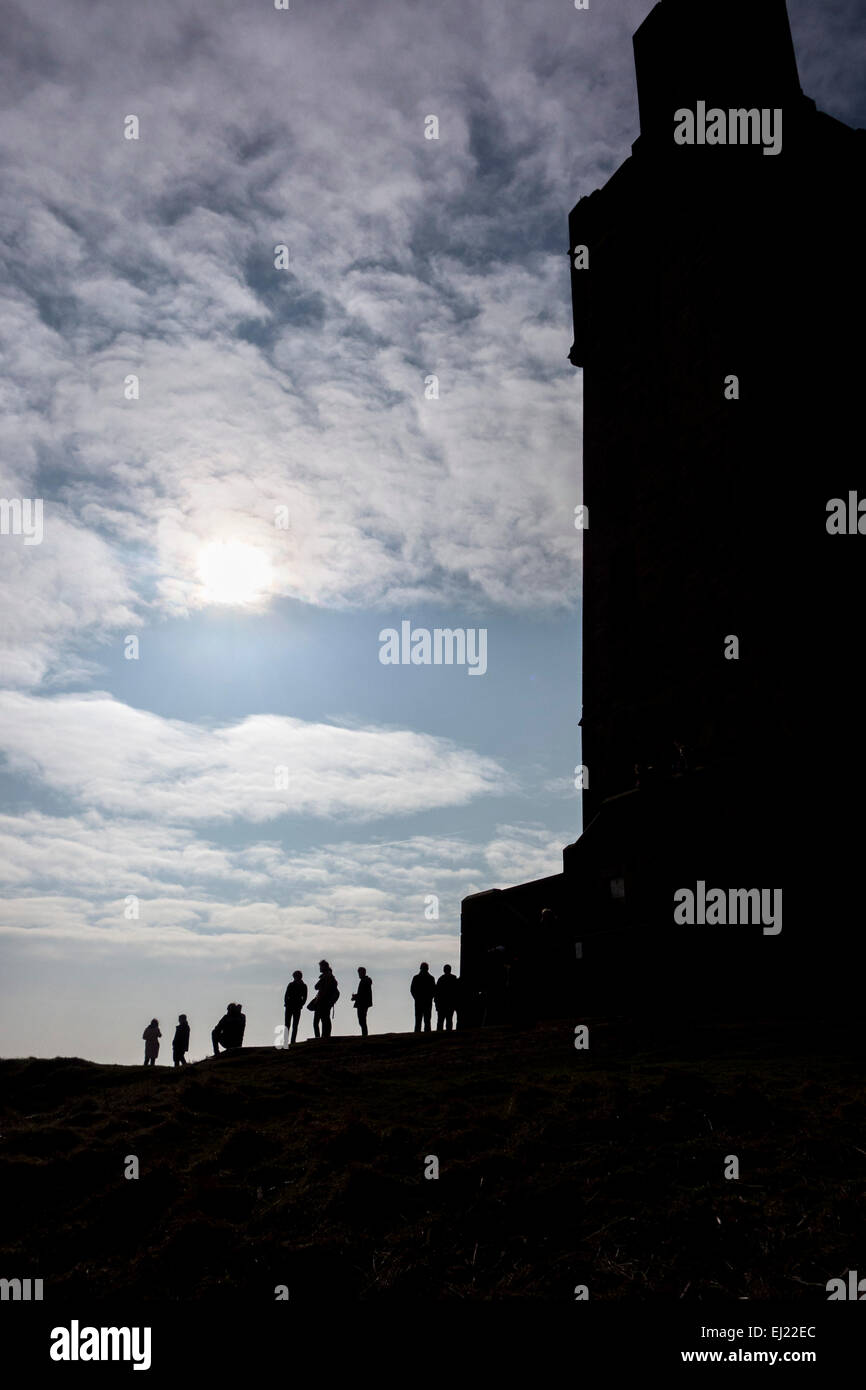 Le persone si radunano sulla Collina del Castello a Huddersfield, West Yorkshire per guardare la parziale eclissi solare il 20 marzo 2015. Foto Stock