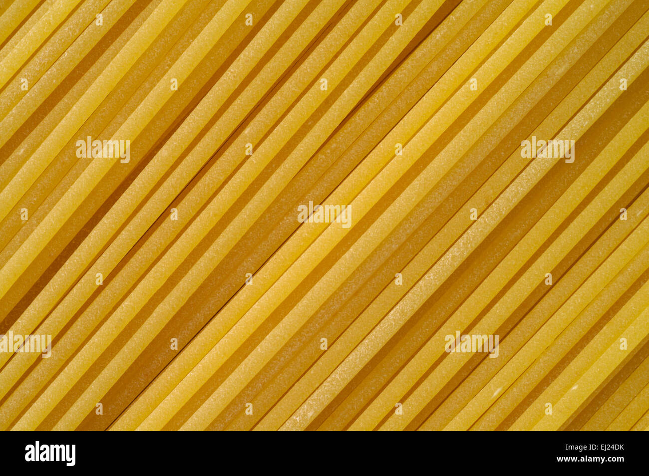 Premio spaghetti estrusi in bronzo. La superficie è opaca e irregolare invece di lucida e liscia. Foto Stock