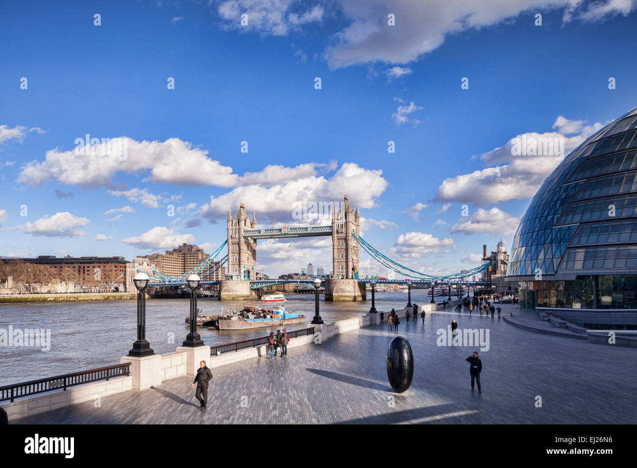 Il Tower Bridge e il City Hall di Londra, Inghilterra. Foto Stock