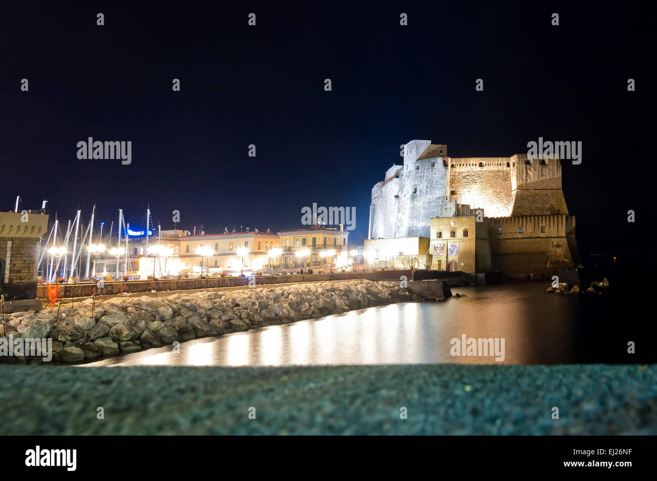 Napoli, Italia - 1 Gennaio 2014: vista notturna di boardwalk edifici e Castel dell'Ovo a Napoli, Italia. Napoli è la terza Foto Stock