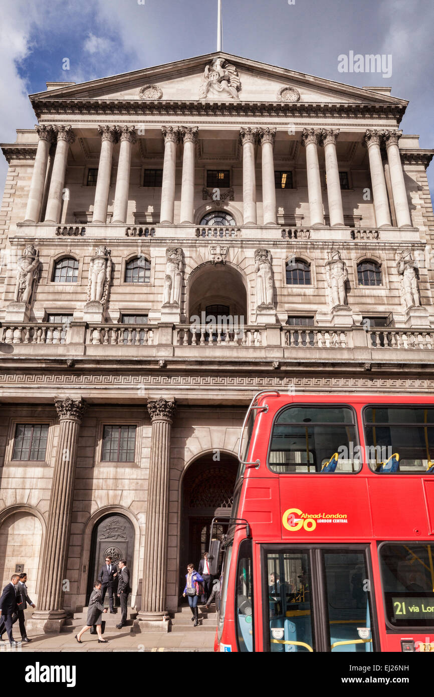 Red double-decker bus passando la Bank of England, Threadneedle Street, Londra. Foto Stock
