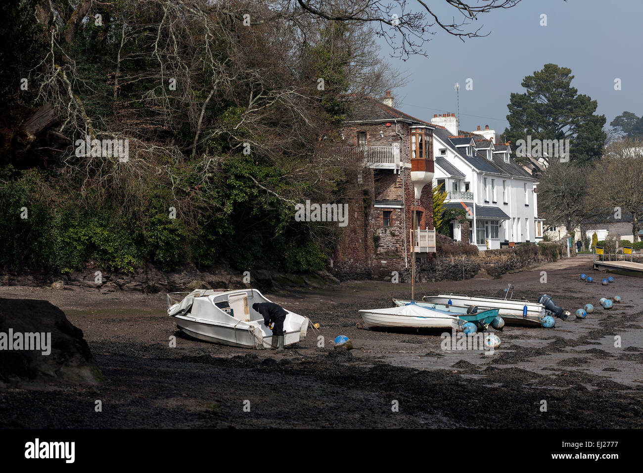 La riparazione di barche sulla riva a molla di bassa marea a Stoke Gabriel South Hams Devon,creek,fundus, Foto Stock