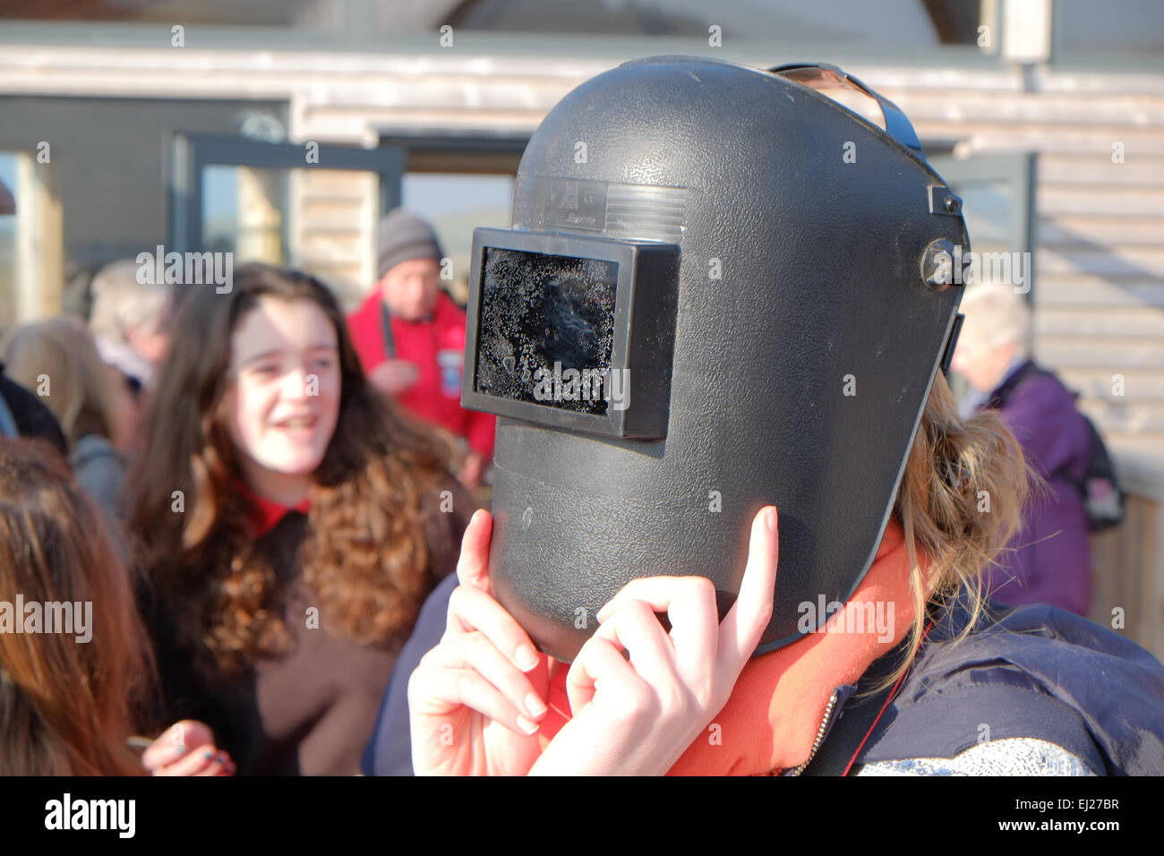 Powys, metà del Galles, Regno Unito, 20 Mar, 2015. Powys, metà del Galles, Regno Unito, 20 Mar, 2015. Utilizzando la maschera di saldatura per visualizzare eclissi solare a piattaforma di osservazione in cors Dyfi riserva naturale nei pressi di Machynlleth, Powys, metà del Galles. U.K. © Paul Quayle/Alamy Live News Credito: Paolo Quayle/Alamy Live News Foto Stock