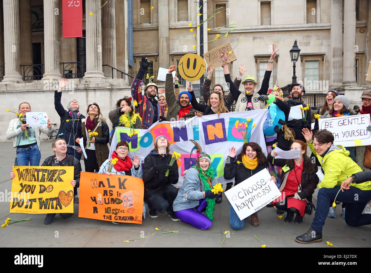 Londra, Regno Unito. Xx marzo. 2015. Giornata internazionale della felicità di flash mob in Trafalgar Square a Londra. Il IDOH è stato istituito dall'Assemblea generale delle Nazioni Unite nel 2012 a riconoscere la felicità come uno dei diritti fondamentali della persona umana e l'obiettivo di aumentare la consapevolezza del diritto di essere felici. Credito: Paul Brown/Alamy Live News Foto Stock