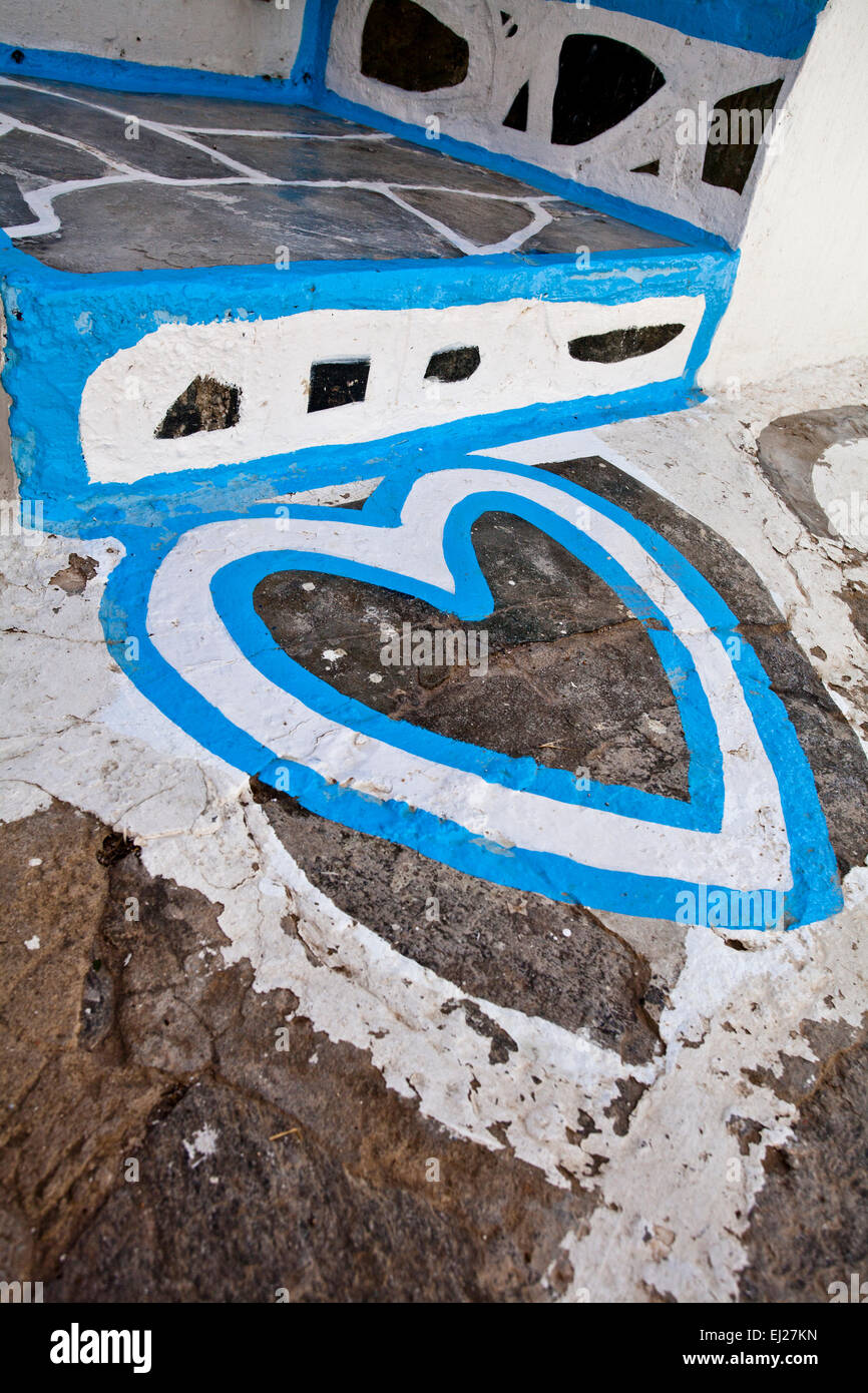 Verniciato colorato gradini di una casa con amore cuore design in Naoussa a Paros, Grecia. Foto Stock