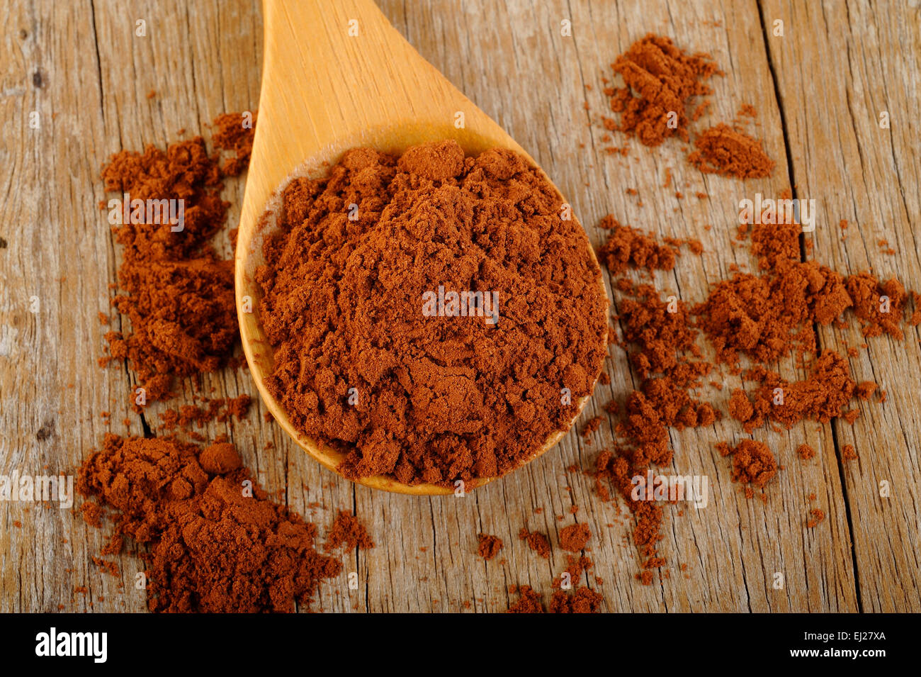 La polvere di cacao in cucchiaio di legno Foto Stock