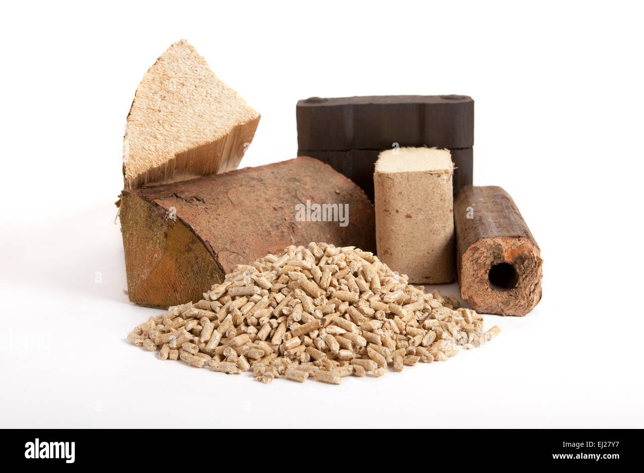 Raccolta di combustibili fossili su sfondo bianco, isolata, legna da ardere, carbone, bricchetti di legno forno e agglomerati in forma di pellets, Foto Stock