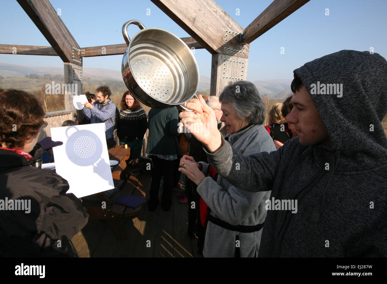 Powys, metà del Galles, Regno Unito, 20 Mar, 2015. Utilizzando scolapasta per visualizzare eclipse in Observation Deck a Cors Dyfi Riserva Naturale, vicino Macynlleth, Powys, Mid Wales, Regno Unito Credito: Paolo Quayle/Alamy Live News Foto Stock