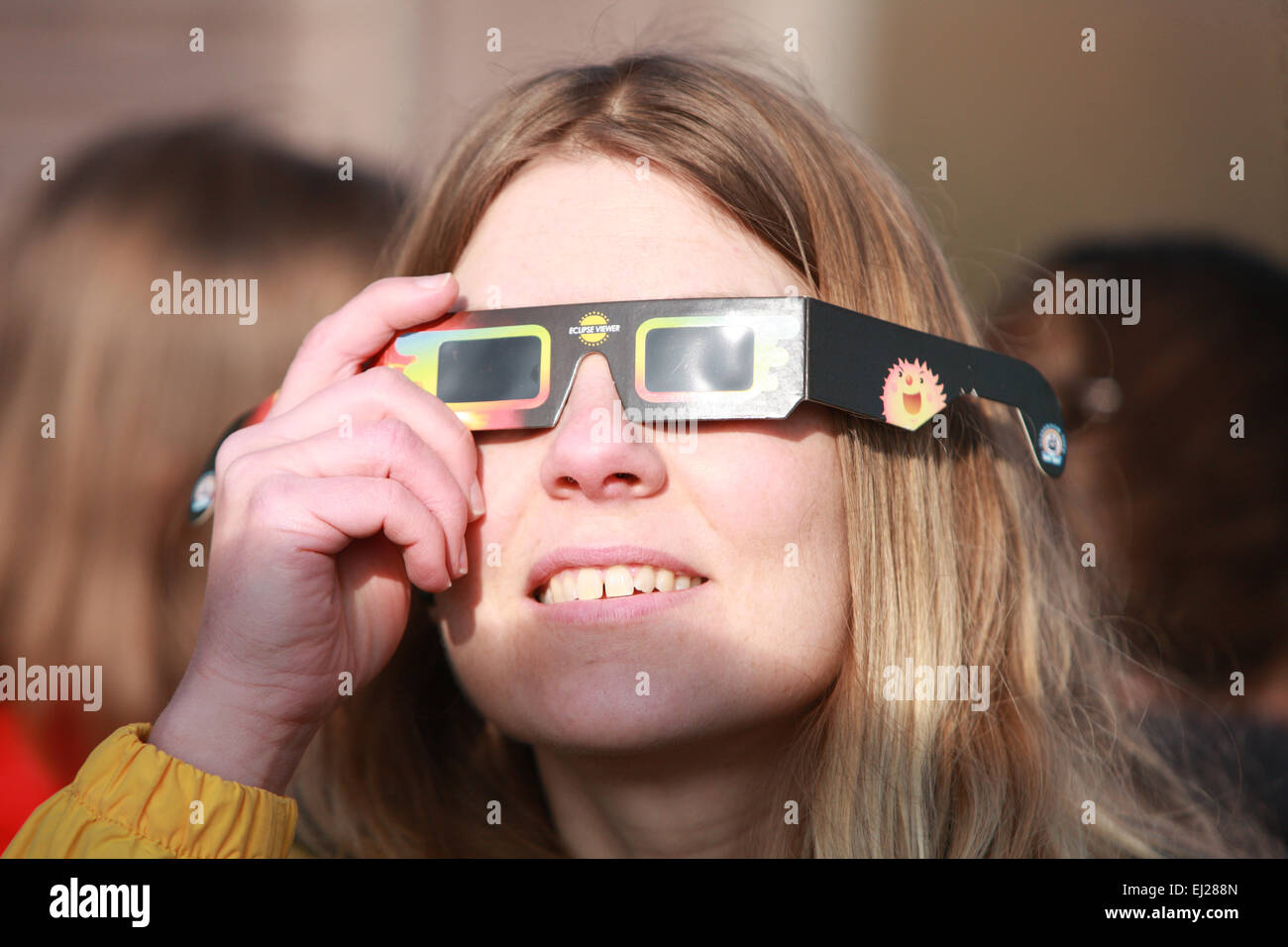 Powys, metà del Galles, Regno Unito, 20 Mar, 2015. Utilizzando occhiali di sicurezza per visualizzare eclipse in Observation Deck a Cors Dyfi Riserva naturale nei pressi di Machynlleth, Powys, Mid Wales, Regno Unito Credito: Paolo Quayle/Alamy Live News Foto Stock