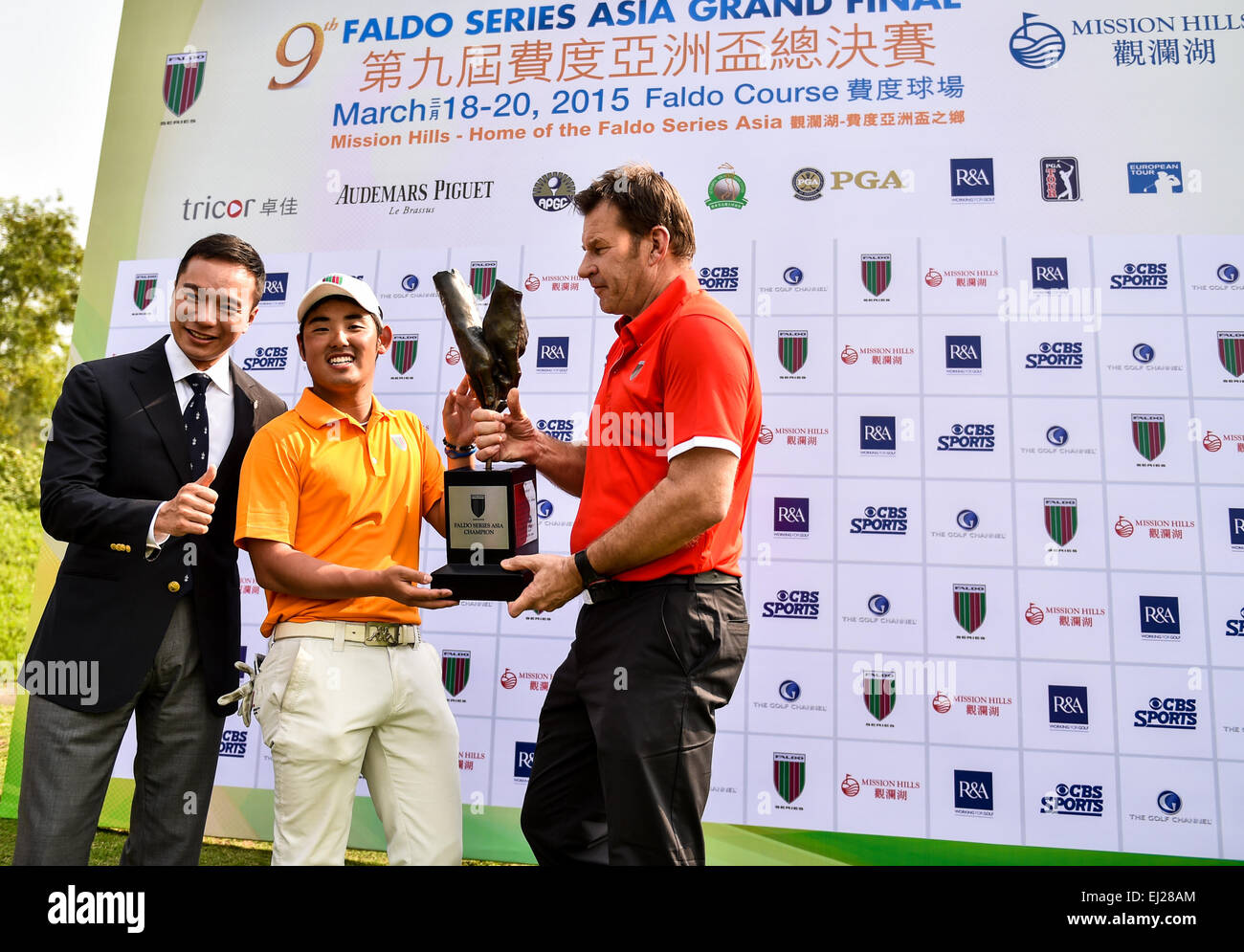 Shenzhen, Cina la provincia di Guangdong. 20 Mar, 2015. Yuki Kamasu (C) del Giappone riceve il trofeo da sei volte campione del grande Sir Nick Faldo durante la cerimonia di premiazione della nona serie Faldo Asia gran finale a Mission Hills a Shenzhen, Cina del sud della provincia di Guangdong, Marzo 20, 2015. Credito: Mao Siqian/Xinhua/Alamy Live News Foto Stock