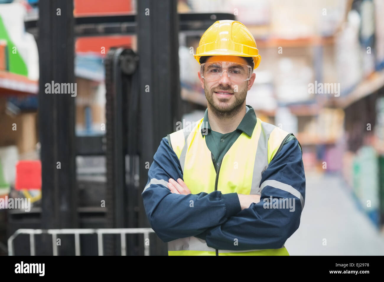 Lavoratore manuale indossando hardhat e occhiali Foto Stock