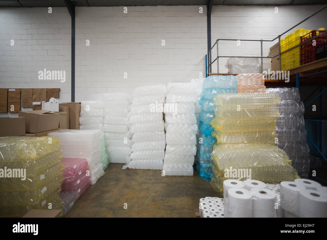 Close up di materiale di imballaggio di plastica e il rullo di carta Foto Stock