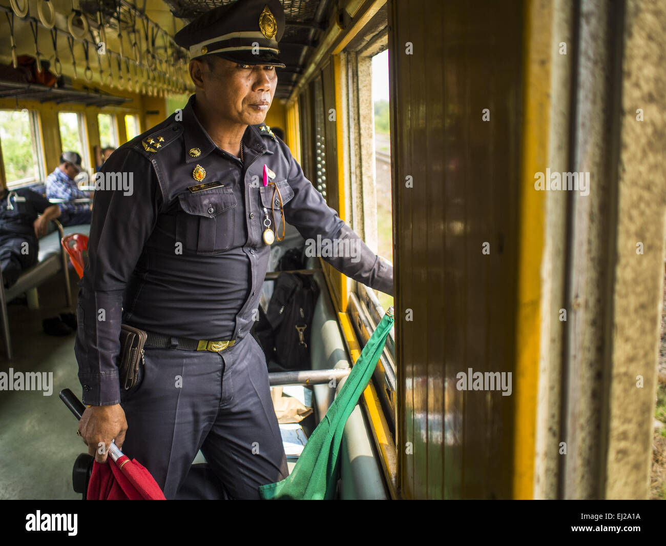 Ayutthaya, Ayutthaya, Thailandia. Xix Mar, 2015. Un conduttore nella finestra di Ayutthaya a Bangkok il terzo treno di classe. La linea ferroviaria da Bangkok a Ayutthaya fu la prima ferrovia costruita in Tailandia ed è stato inaugurato nel 1892. Le ferrovie dello stato della Thailandia (SRT), fondata nel 1890, opera 4,043 chilometri del misuratore indicatore via che raggiunge la maggior parte delle parti della Thailandia. Gran parte del tracciato e molti dei treni sono poco curato e treni frequentemente vengono eseguiti in ritardo. Incidenti e incidenti sono anche banale. I successivi governi, incluso l'attuale governo militare, hanno promesso di aggiornare r Foto Stock