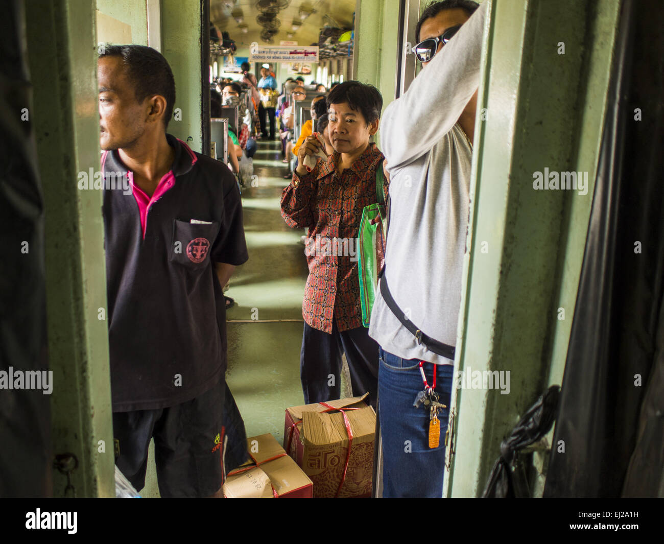 Ayutthaya, Ayutthaya, Thailandia. Xix Mar, 2015. Passeggeri in Ayutthaya a Bangkok il terzo treno di classe. La linea ferroviaria da Bangkok a Ayutthaya fu la prima ferrovia costruita in Tailandia ed è stato inaugurato nel 1892. Le ferrovie dello stato della Thailandia (SRT), fondata nel 1890, opera 4,043 chilometri del misuratore indicatore via che raggiunge la maggior parte delle parti della Thailandia. Gran parte del tracciato e molti dei treni sono poco curato e treni frequentemente vengono eseguiti in ritardo. Incidenti e incidenti sono anche banale. I successivi governi, incluso l'attuale governo militare, hanno promesso di aggiornare i servizi ferroviari. Foto Stock