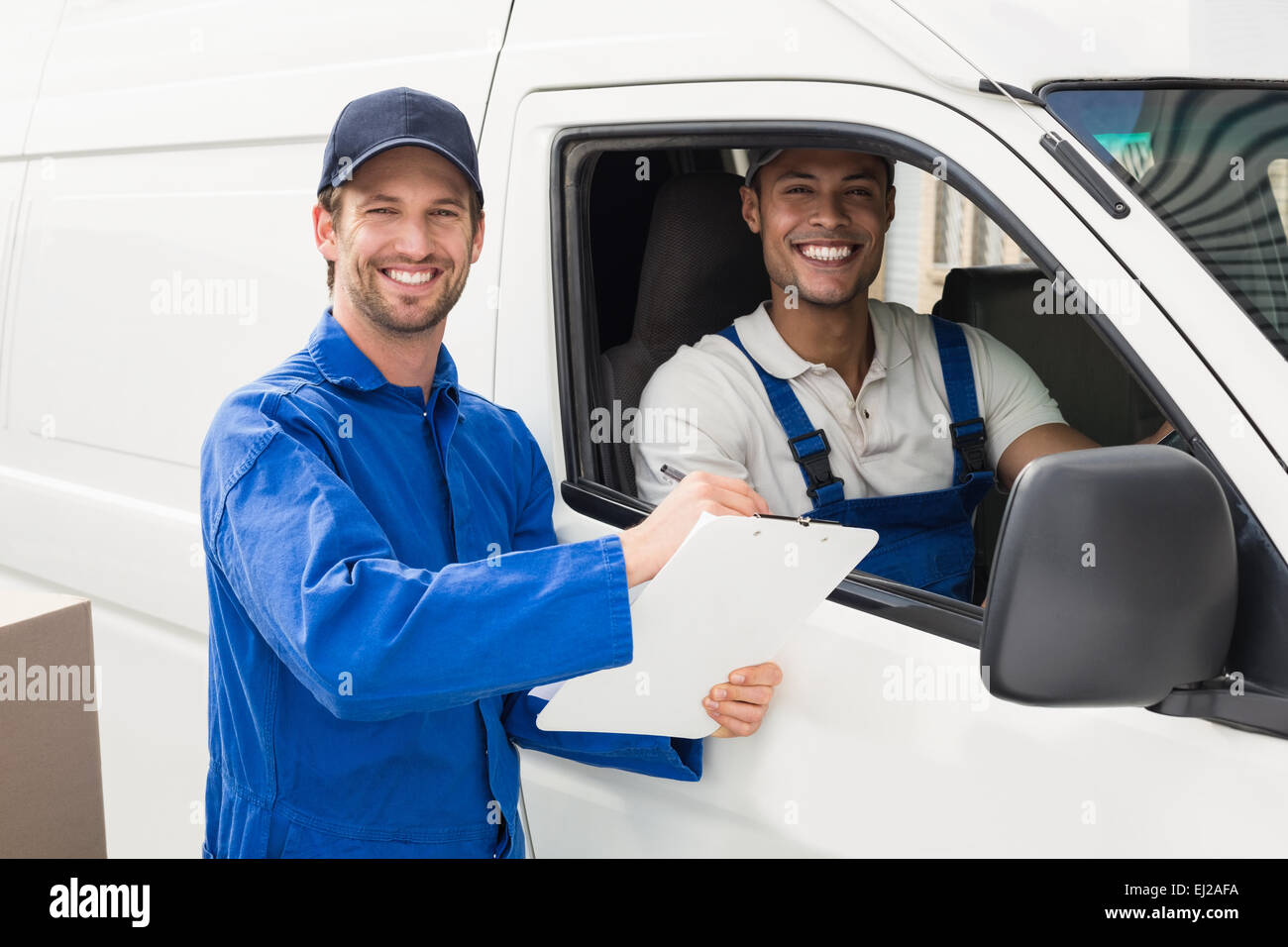 Driver di consegna che mostra dove il cliente a firmare Foto Stock