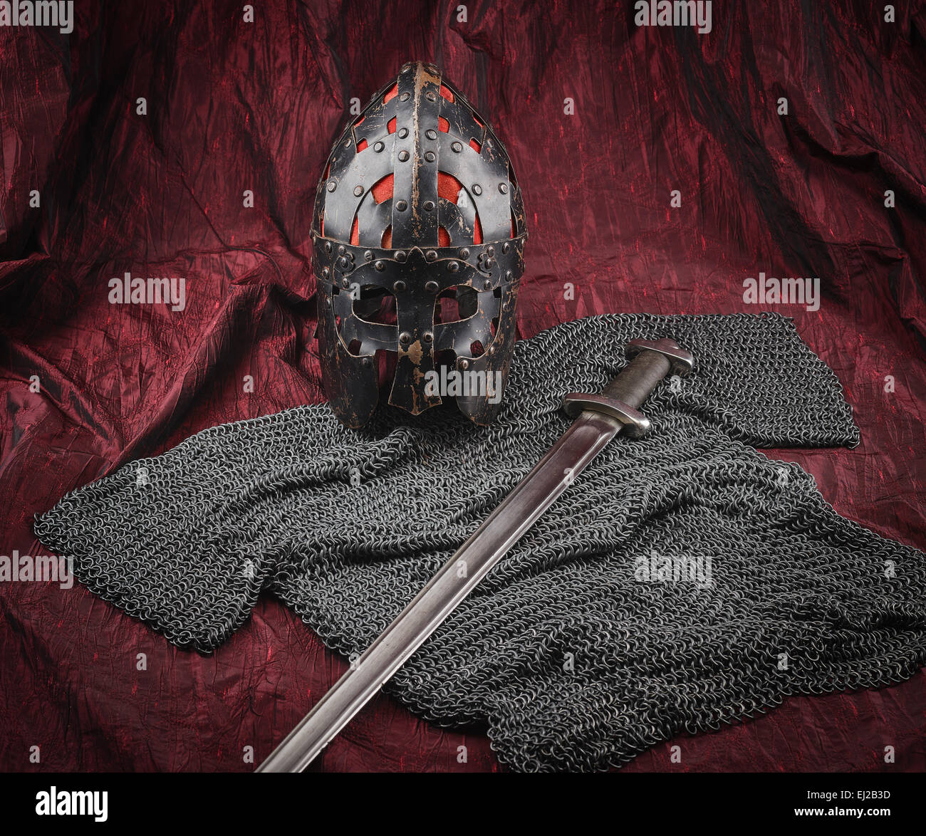 Armatura medievale, casco e la spada, rosso sfondo canvas Foto Stock