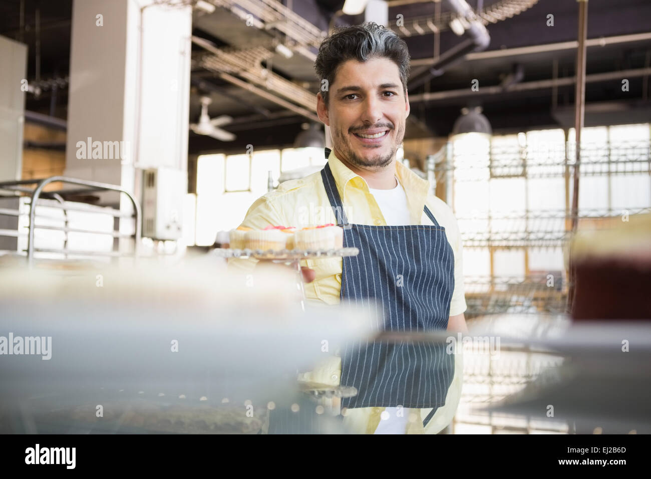 Ritratto di un lavoratore sorridente nel grembiule Foto Stock