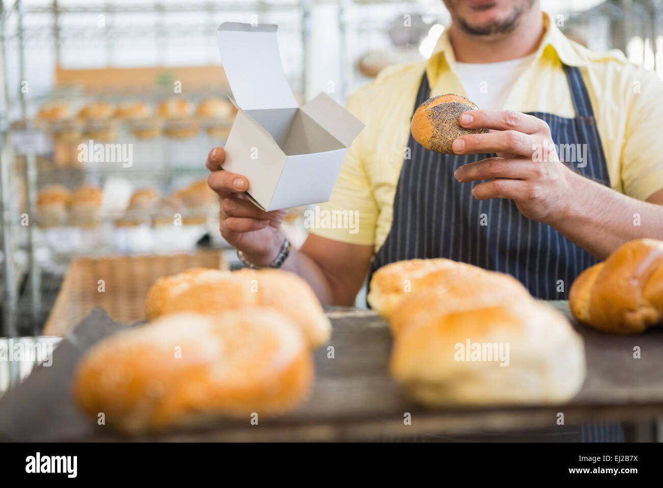 Lavoratore nel piazzale della scatola di contenimento e di pane Foto Stock