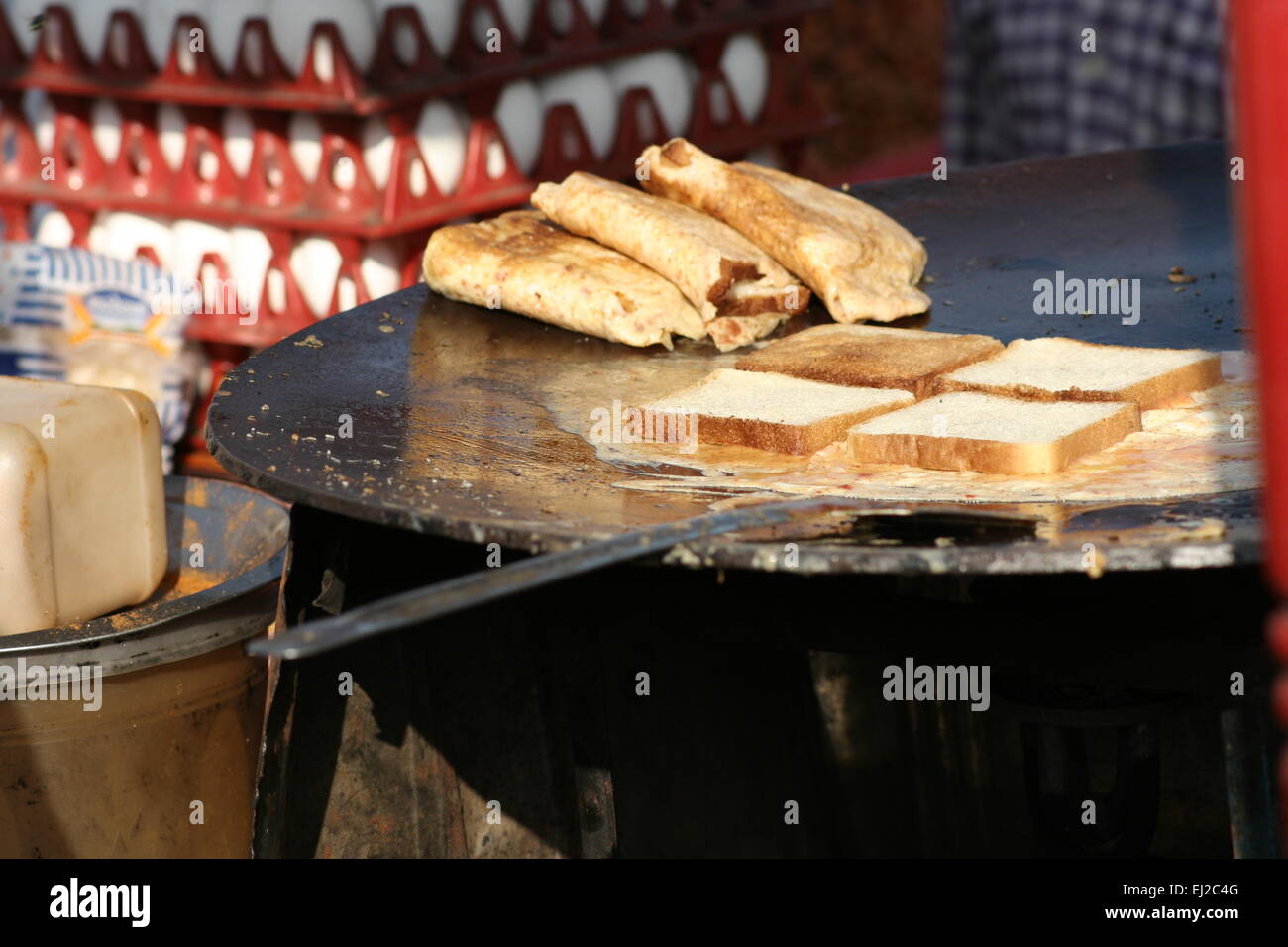 Indian street vendor e sellbread omlett in una affollata strada a novembre 15,2013 in Hyderabad, India. Foto Stock