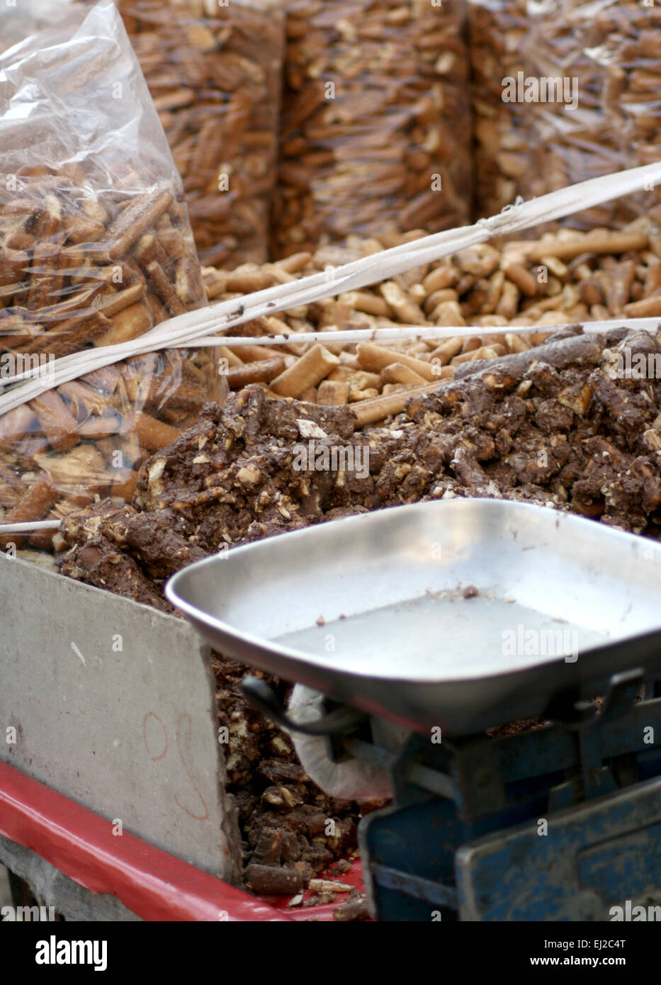 Indian venditore ambulante di vendere prodotti alimentari da forno in una affollata strada a novembre 15,2013 in Hyderabad, India. Foto Stock
