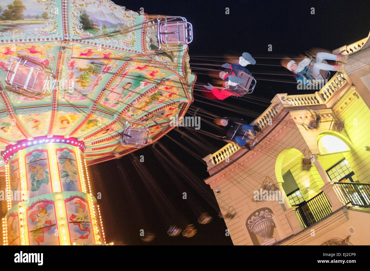 Visitatori presso la giostra Luftikus. Il Prater di Vienna, Austria Foto Stock