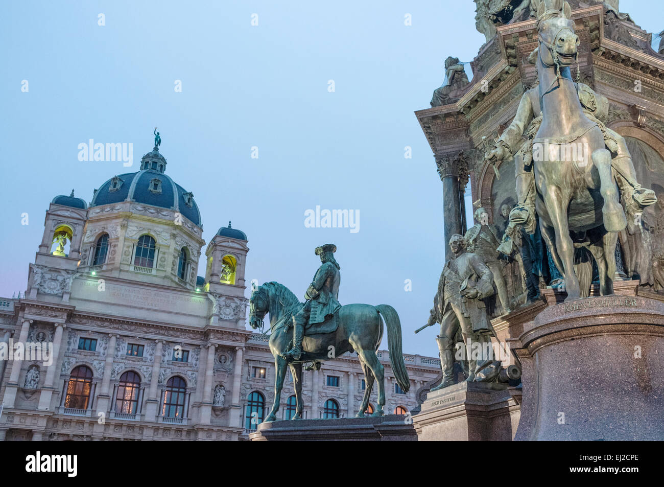Museo di Storia Naturale e la statua a Maria-Theresien-Platz, Vienna, Austria Foto Stock