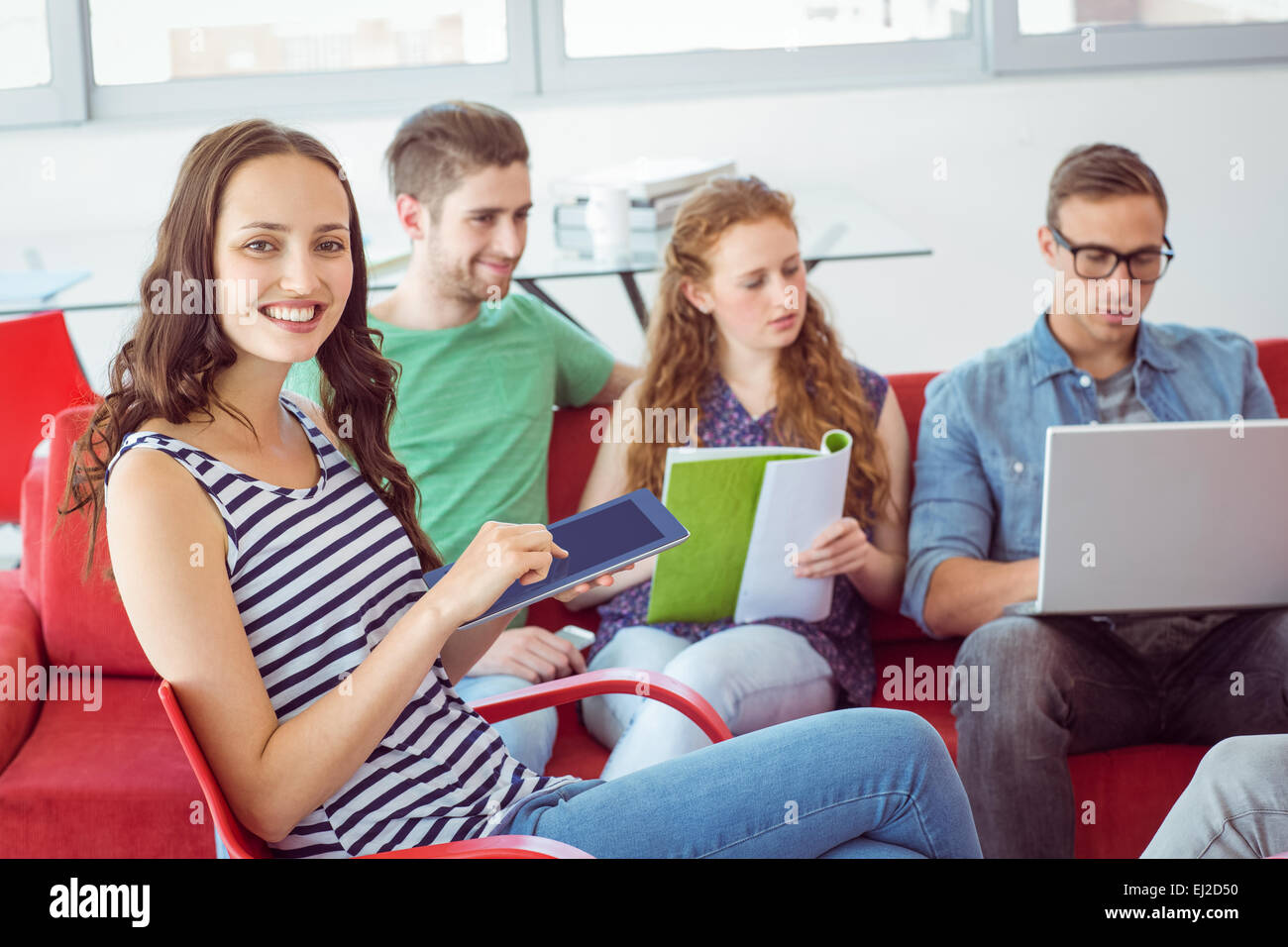 Studente di moda sorridente in telecamera Foto Stock