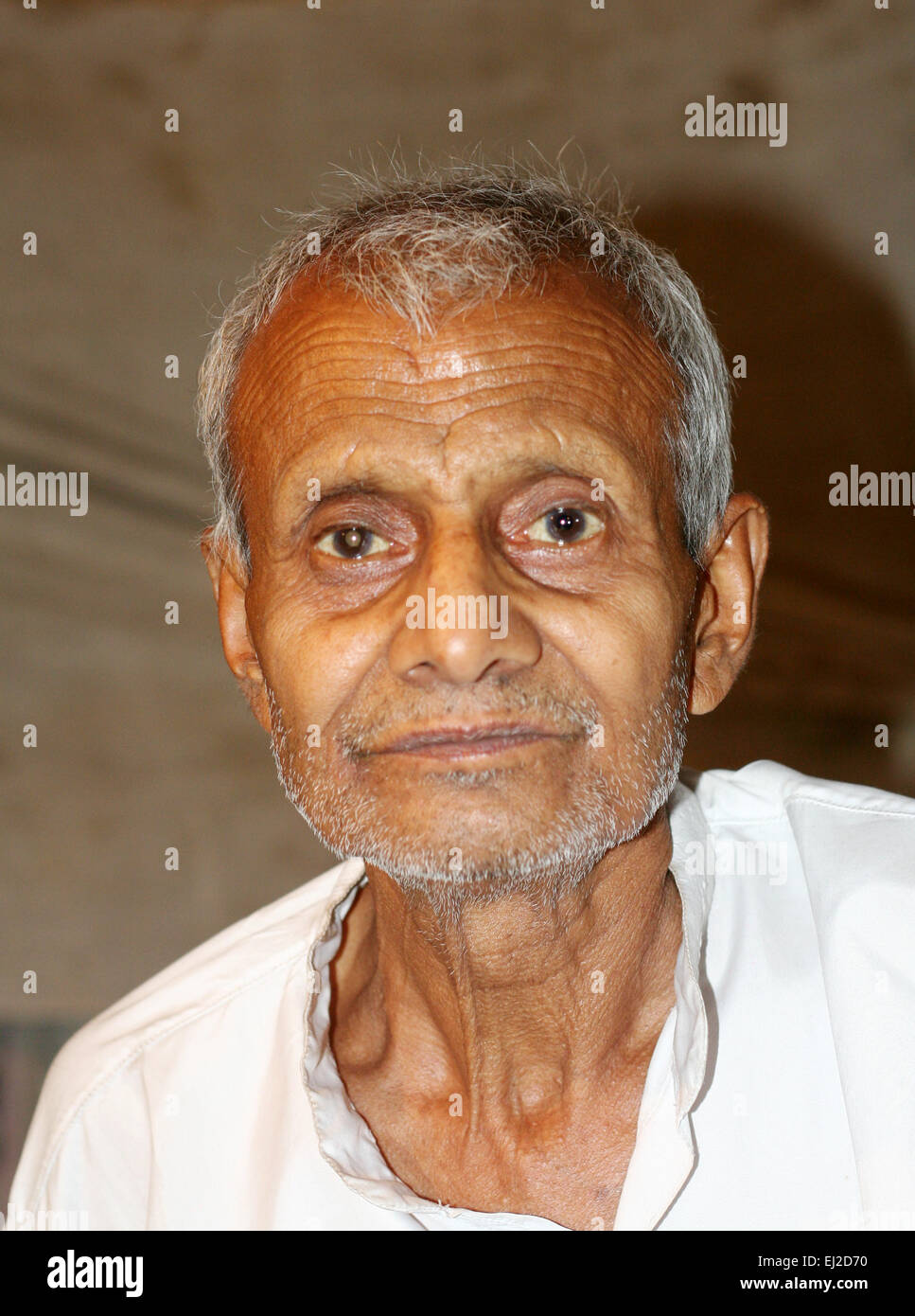 Ritratto di un indiano vecchio uomo un venditore ambulante di vendere il cibo di strada in una strada trafficata in Hyderabad, India nel febbraio 14,2012. Foto Stock
