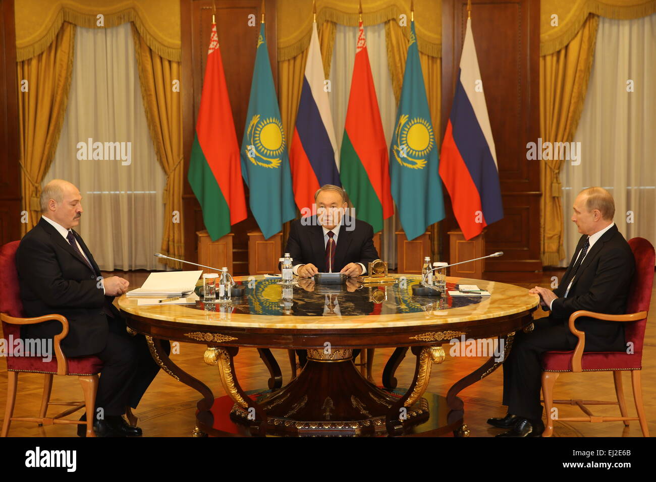 Astana in Kazakhstan. Xx marzo, 2015. Il presidente russo Putin (R), il suo omologo bielorusso Lukashenko (L) e il Kazakistan controparte Nursultan Nazarbayev partecipare a una riunione in Astana, 20 marzo 2015. Credito: Xinhua/Alamy Live News Foto Stock