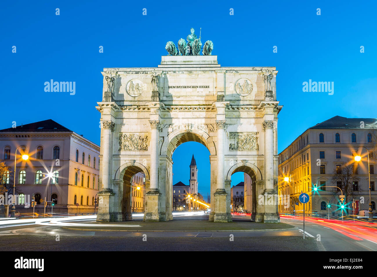 Il Siegestor (inglese: Vittoria Arch) di Monaco di Baviera. Si tratta di una lunga esposizione al tramonto con il traffico intorno all'arco Foto Stock