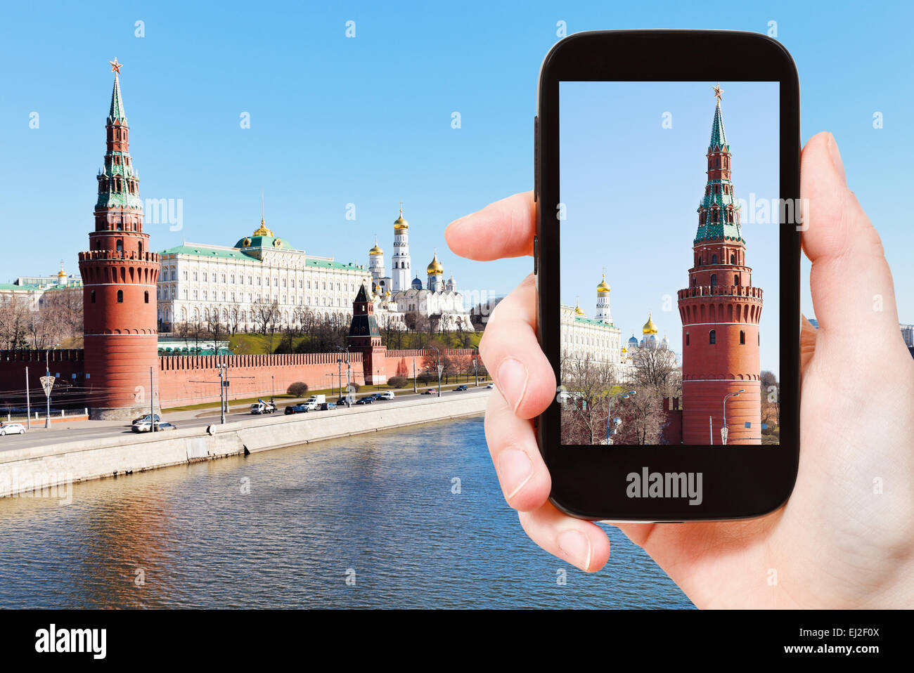 Concetto di viaggio - tourist prende foto di Torre Vodovzvodnaya del Cremlino di Mosca nella giornata di primavera sullo smartphone, Foto Stock