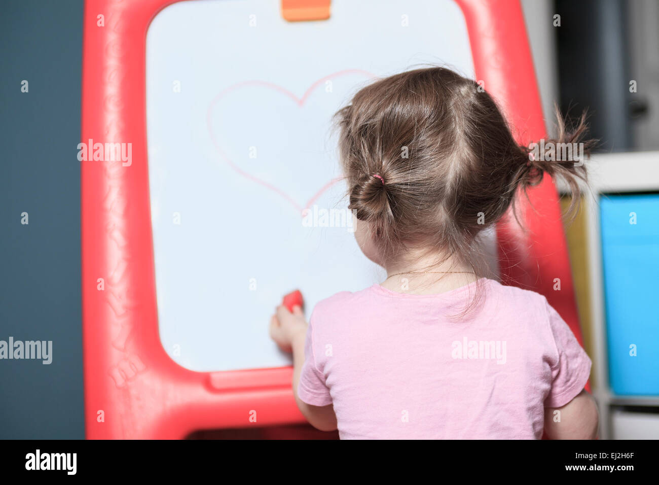 Riproduzione di camera per bambini. bambina sono divertenti. Foto Stock