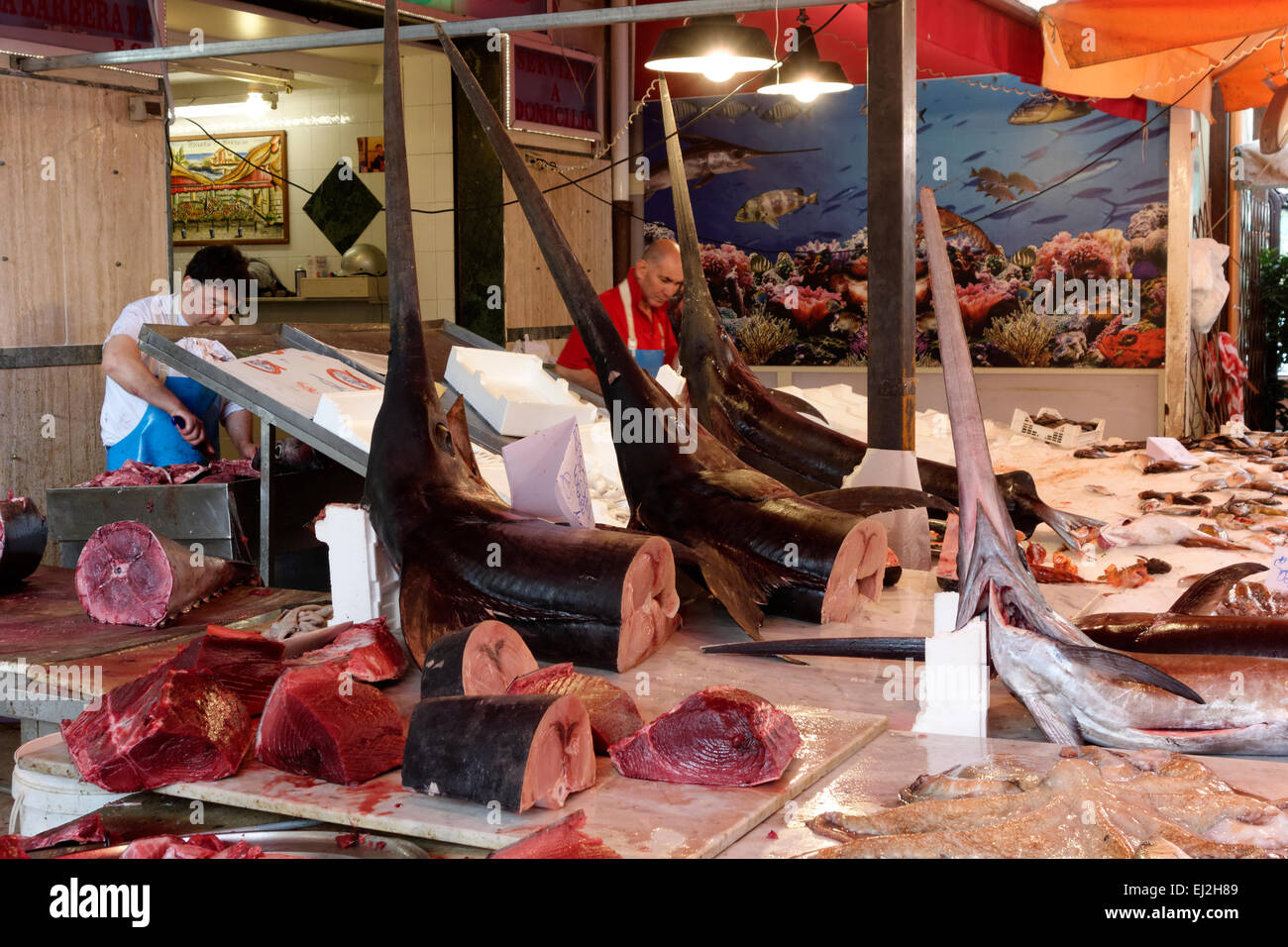 Mercato Ballaro a Palermo, Sicilia. Di tonno e di pesce spada tagliato per la vendita Foto Stock