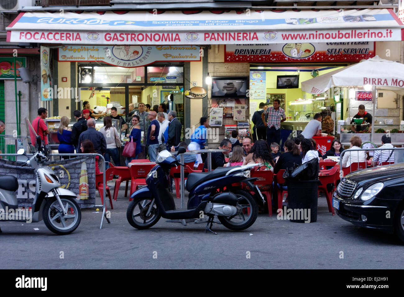 Scena di strada di persone al ristorante a Palermo, Sicilia. Foto Stock
