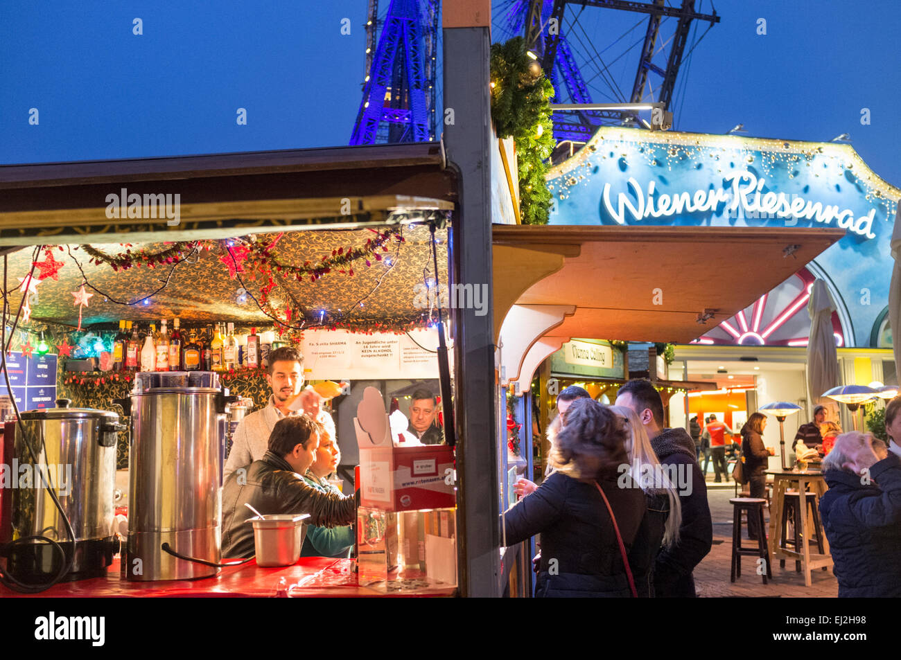 Stand alimentari presso la piazza del Prater di Vienna in Austria Foto Stock