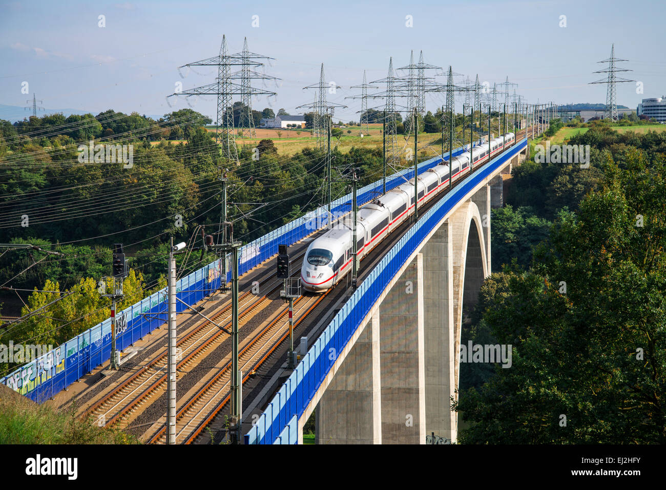 Un Intercity Express (ghiaccio) passa il Lahntalbrücke nel Limburgo. Foto Stock