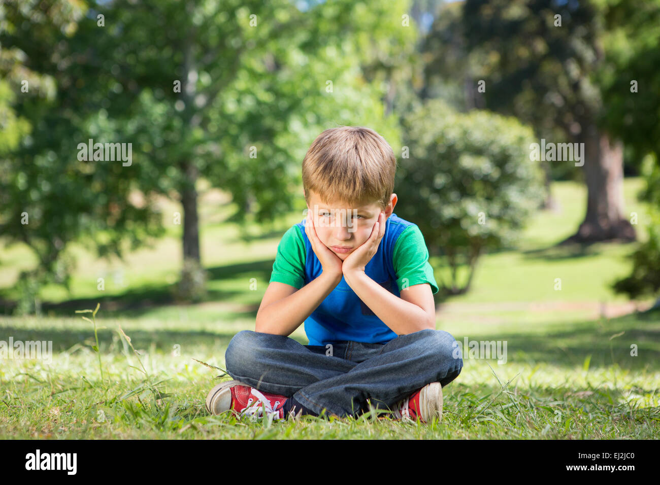 Little Boy sensazione triste nel parco Foto Stock