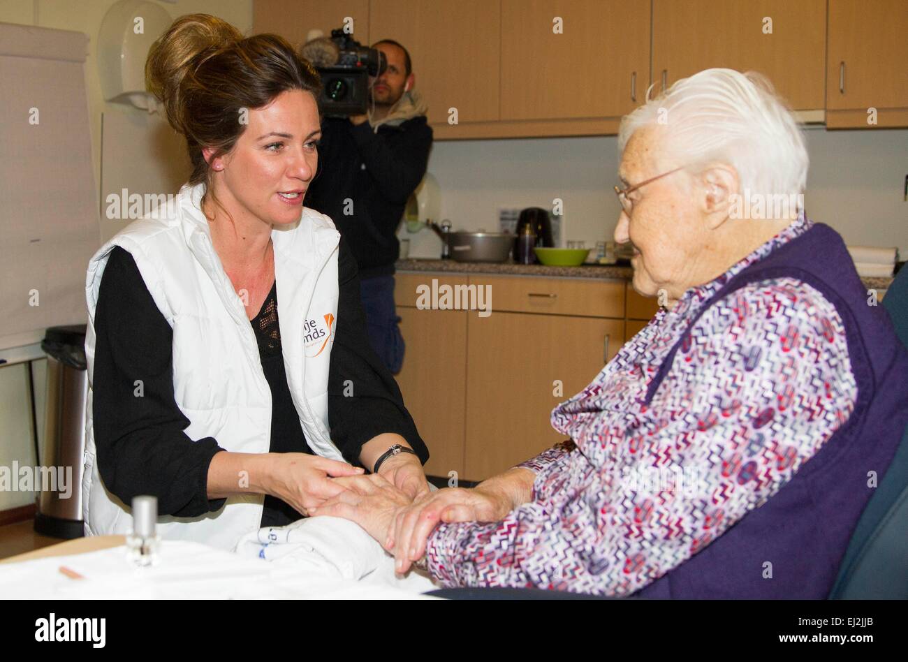 Barneveld, Paesi Bassi. 20 Mar, 2015. La Principessa olandese Annette (L) assiste un lavoro di volontariato in una casa di cura in Barneveld, Paesi Bassi, 20 marzo 2015. I membri della famiglia reale olandese prendere parte al volontariato nazionali NLdoet evento. RPE/Albert PH.van der Werf/Paesi Bassi : NESSUN SERVIZIO DI FILO- Foto Stock