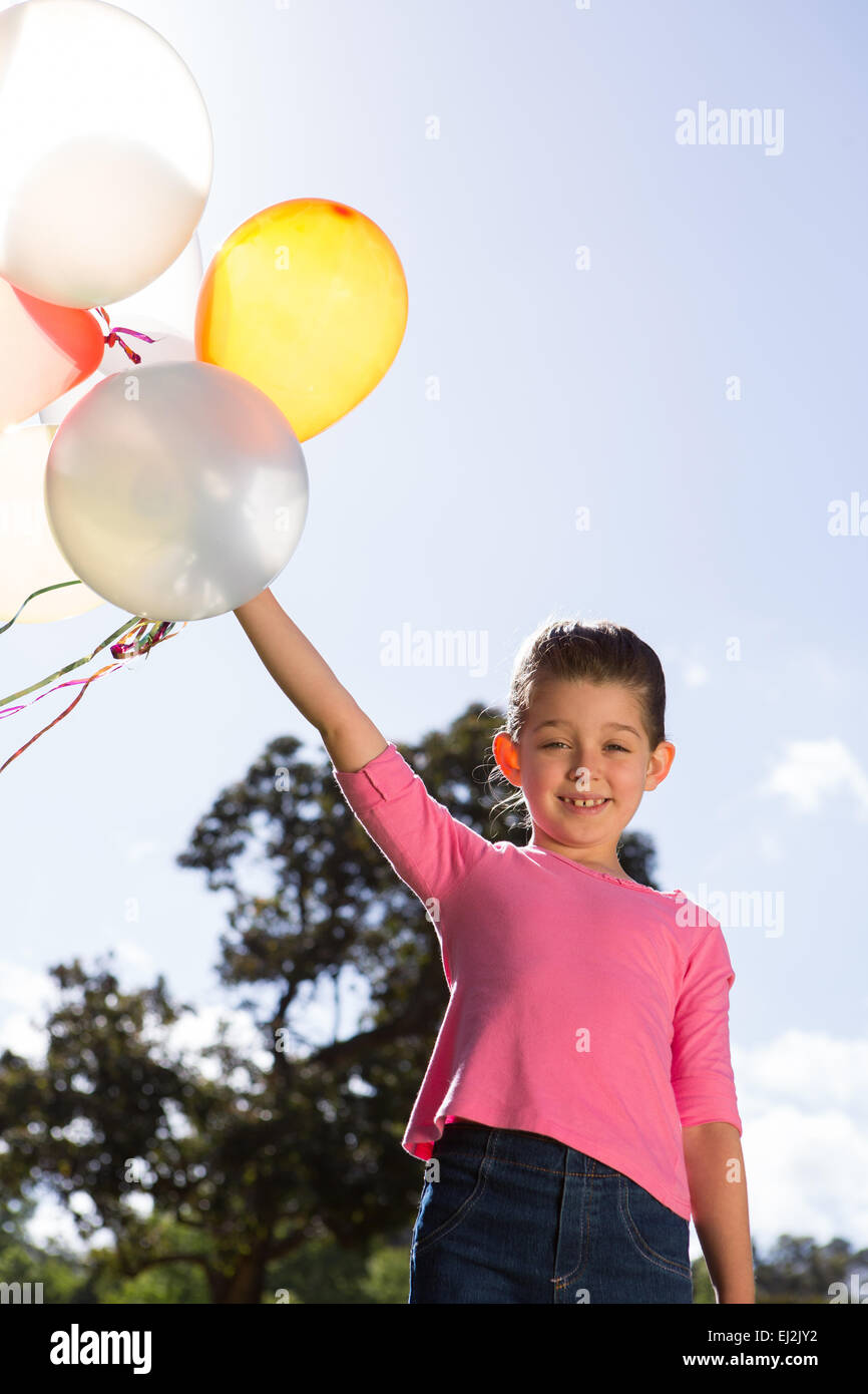 Piccolo felice ragazza con palloncini Foto Stock